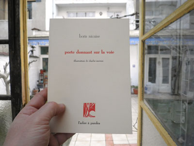 Porte donnant sur la voie
